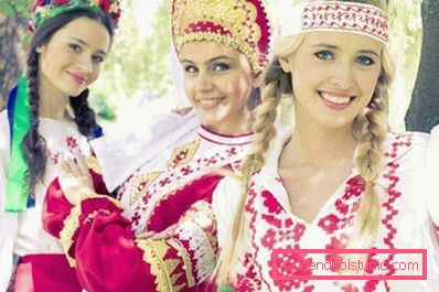 момичета с различни декорации на главите си момичета с различни декорации на главите си